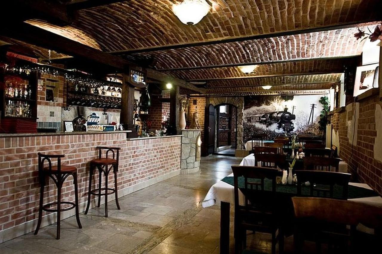 Hotel Restauracja Pod Parowozem Островец-Свентокшиский Экстерьер фото