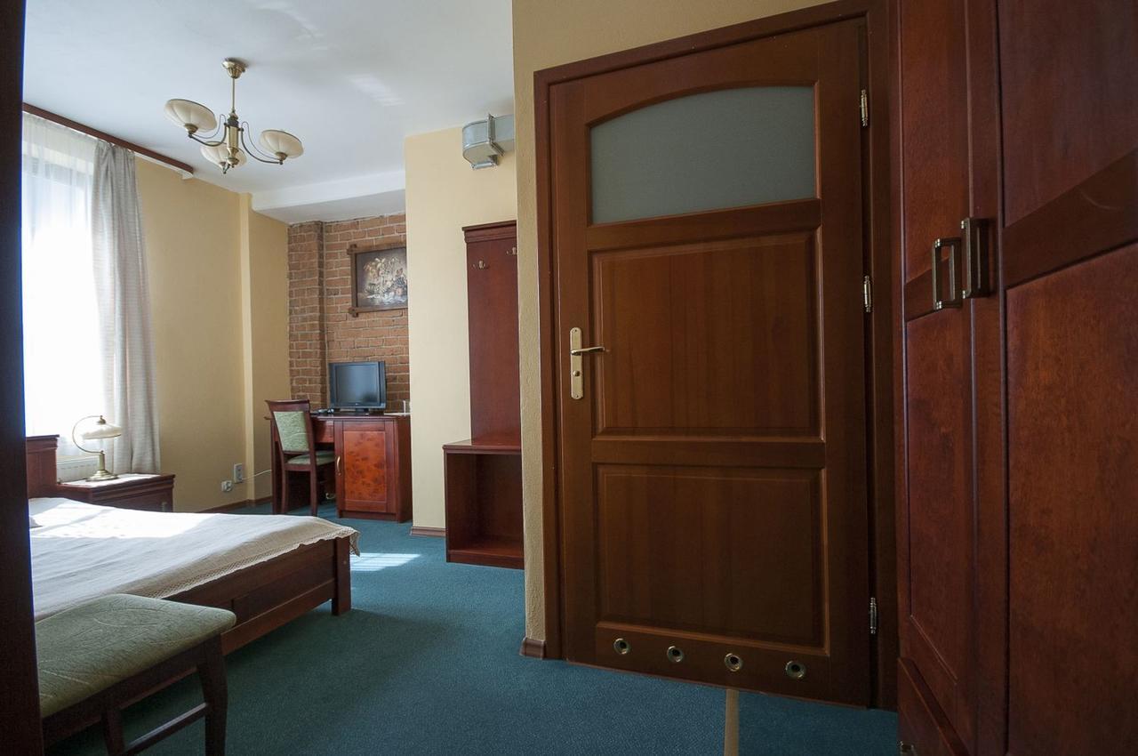 Hotel Restauracja Pod Parowozem Островец-Свентокшиский Экстерьер фото