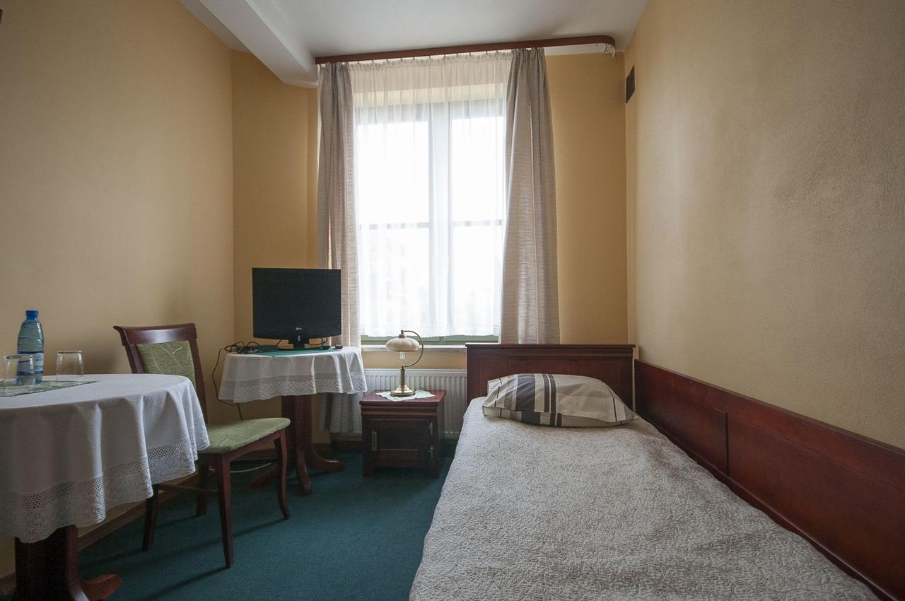 Hotel Restauracja Pod Parowozem Островец-Свентокшиский Экстерьер фото